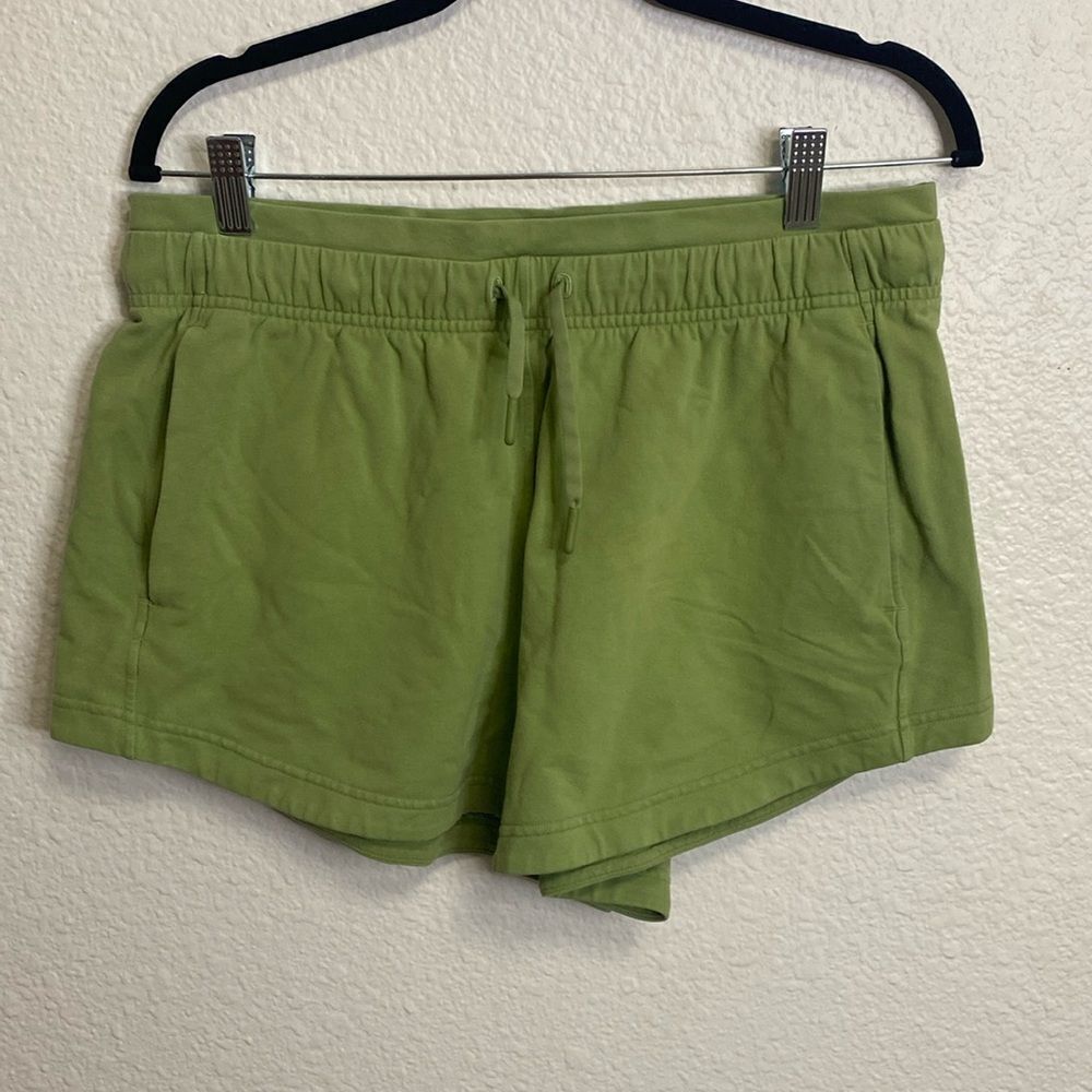 Lululemon Inner Glow High-Rise Short 3"
Bronze Green size 10